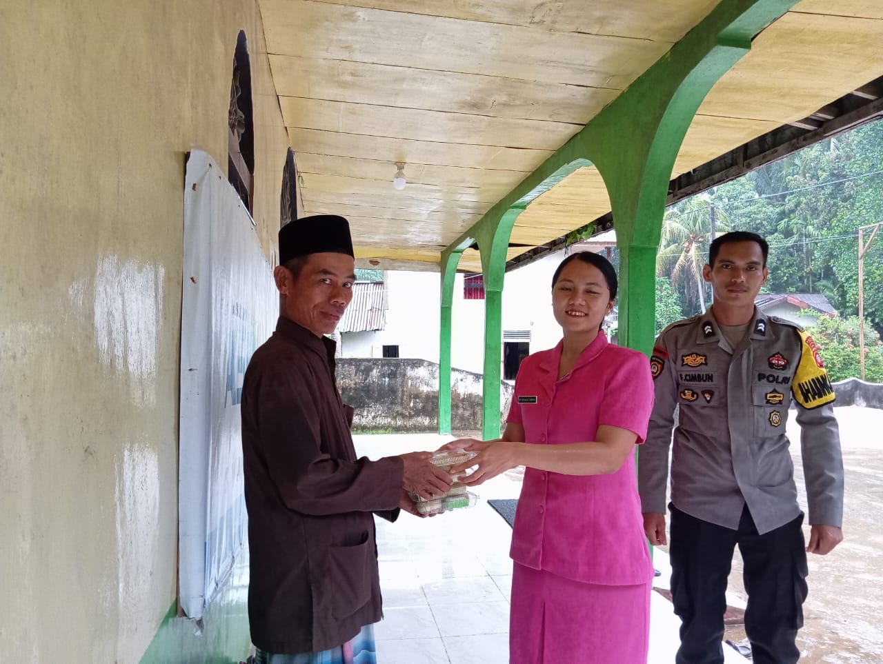 Bhayangkari Ranting Sebangki Berbagi Takjil, Wujud Kepedulian di Bulan Ramadhan