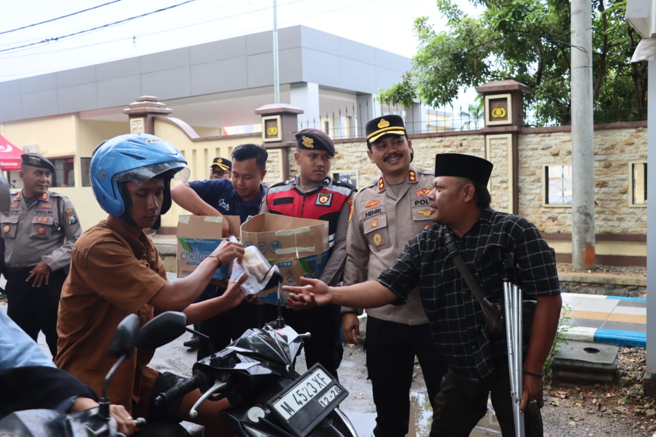 Ramadan Penuh Berkah : Bersama Komunitas Difabel, Polres Sumenep Bagi-bagi Takjil Kepada Pengendara