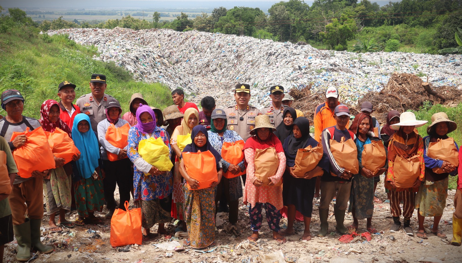 Wujud Kepedulian Terhadap Sesama Kapolres Sumenep Gelar Bansos di TPA