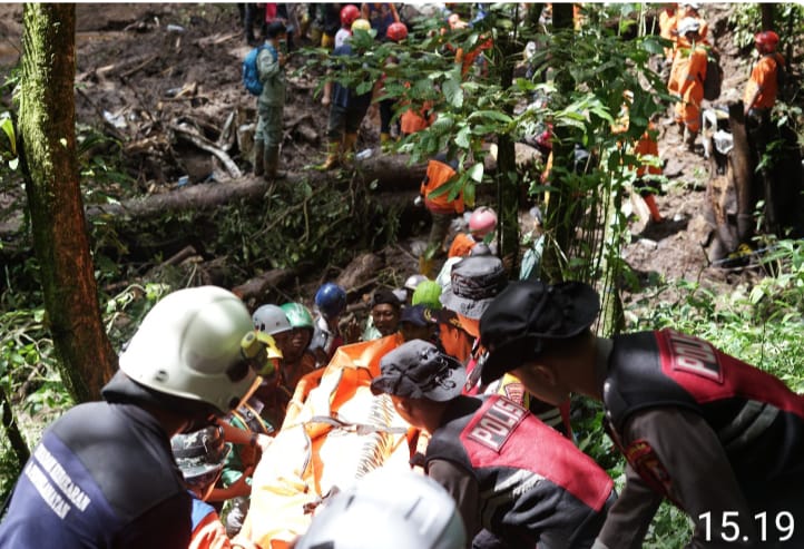 Hari Kedua Evakuasi, Polisi dan Tim SAR Gabungan Berhasil Temukan 9 Korban Longsor di Pacet Mojokerto