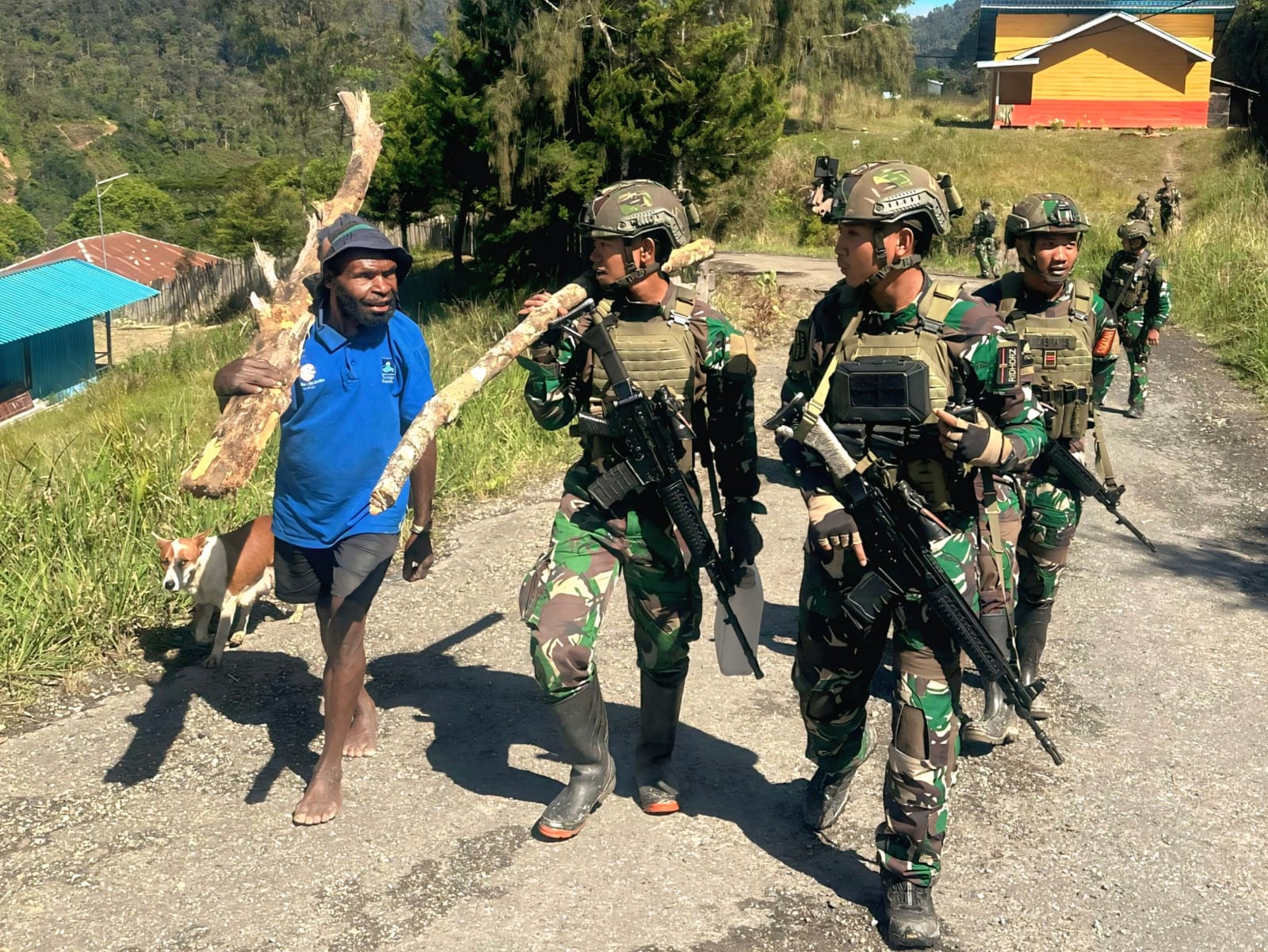 Patroli Keamanan Satgas Yonif 500/Sikatan Jalin Keakraban Bersama Masyarakat Intan Jaya