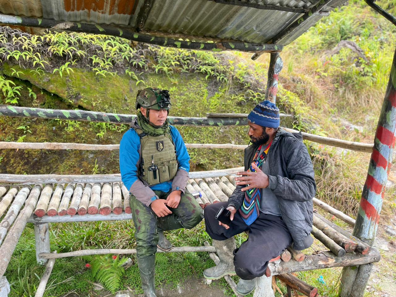 Personel Satgas Yonif 500/Sikatan Jalin Komunikasi Sosial Bersama Tokoh Agama Bilogai Demi Persatuan dan Keamanan Intan Jaya