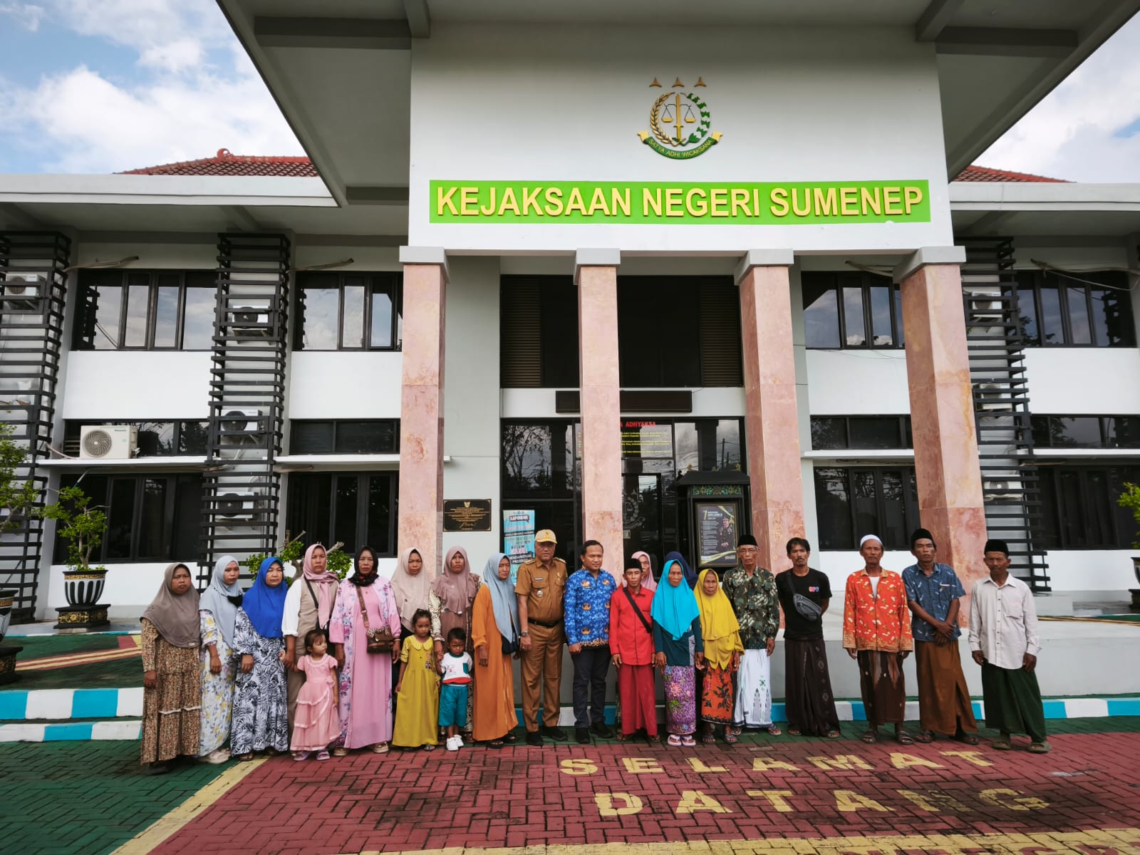 Ini Alasan Camat Raas Mengantarkan warganya ke Kantor Kejaksaan Negeri Sumenep Terkait Penerima Bantuan Stimulan Perumahan Swadaya (BSPS) Tahun 2024