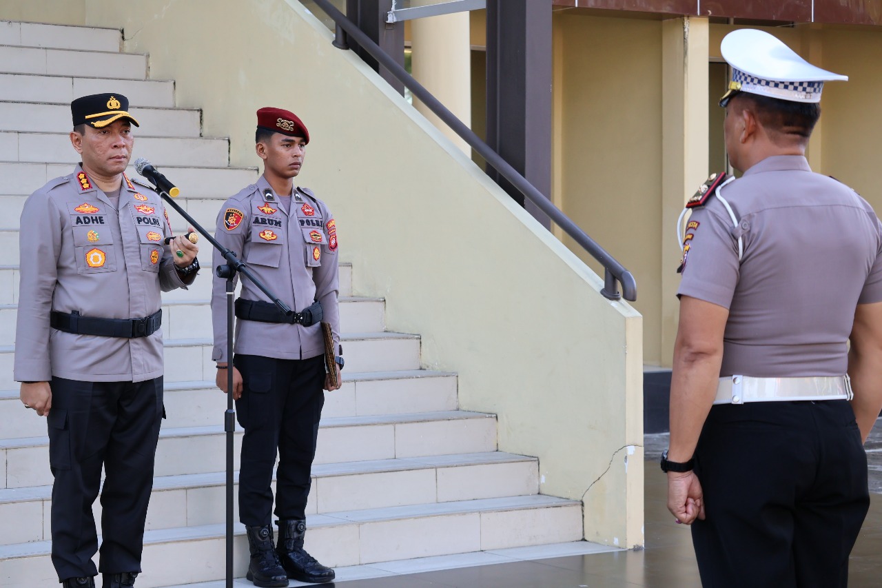 Kapolresta Pontianak Pimpin Apel Kenaikan Pangkat Penghargaan dan Purna Bhakti Personel