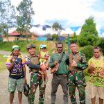 TNI dan Rakyat Papua Bersatu: Satgas Yonif 500/Sikatan Tebar Kasih Lewat Boneka dan Pakaian di Intan Jaya