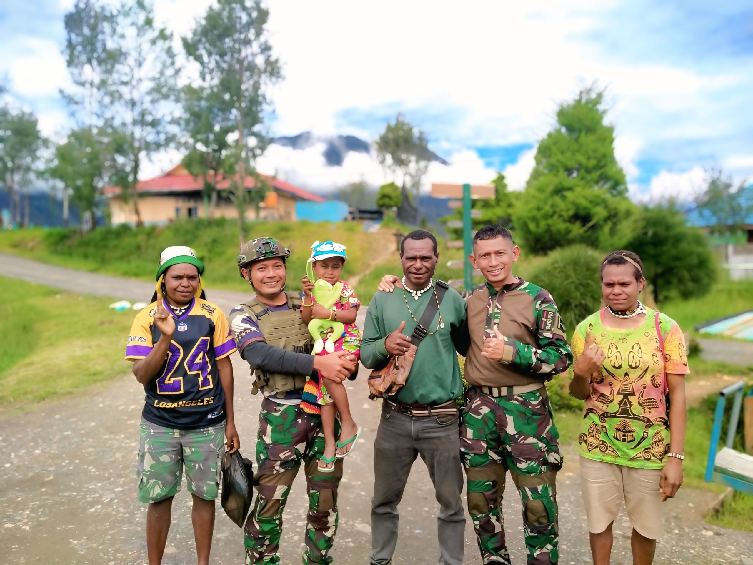 TNI dan Rakyat Papua Bersatu: Satgas Yonif 500/Sikatan Tebar Kasih Lewat Boneka dan Pakaian di Intan Jaya