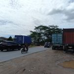Jalan Lintas Daerah Menjadi Lahan Parkir Peti Kemas