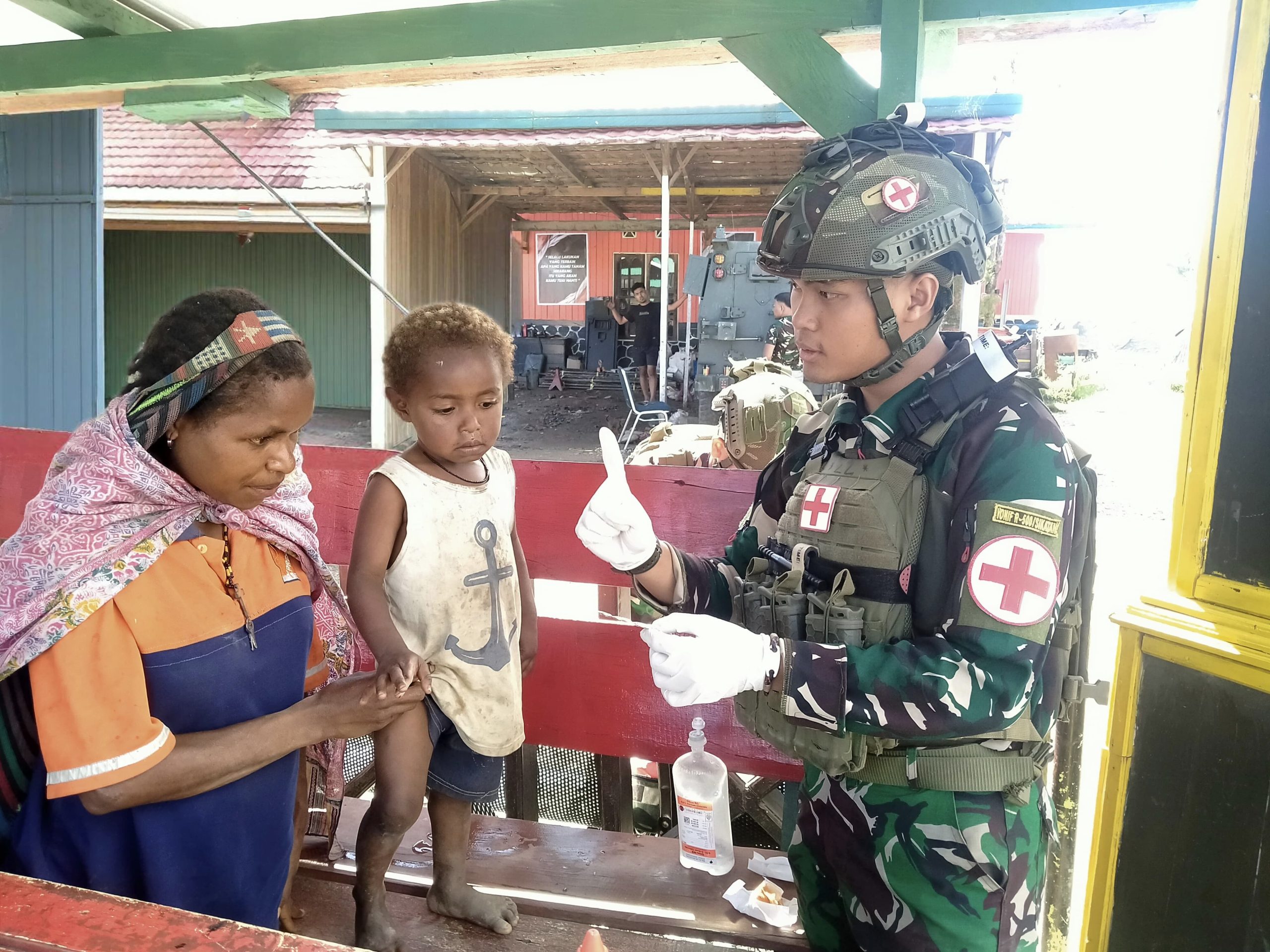 Prajurit Yonif 500/Sikatan Bantu Balita Korban Luka Bakar, Bukti Nyata TNI Hadir dengan Cinta di Tanah Papua