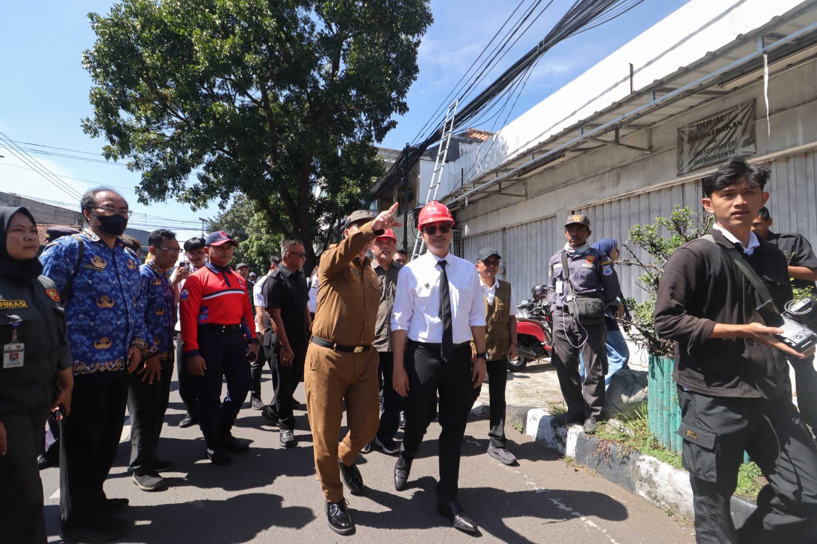 Pemkot Cimahi Tertibkan Kabel Fiber Optik Yang Tidak Rapih