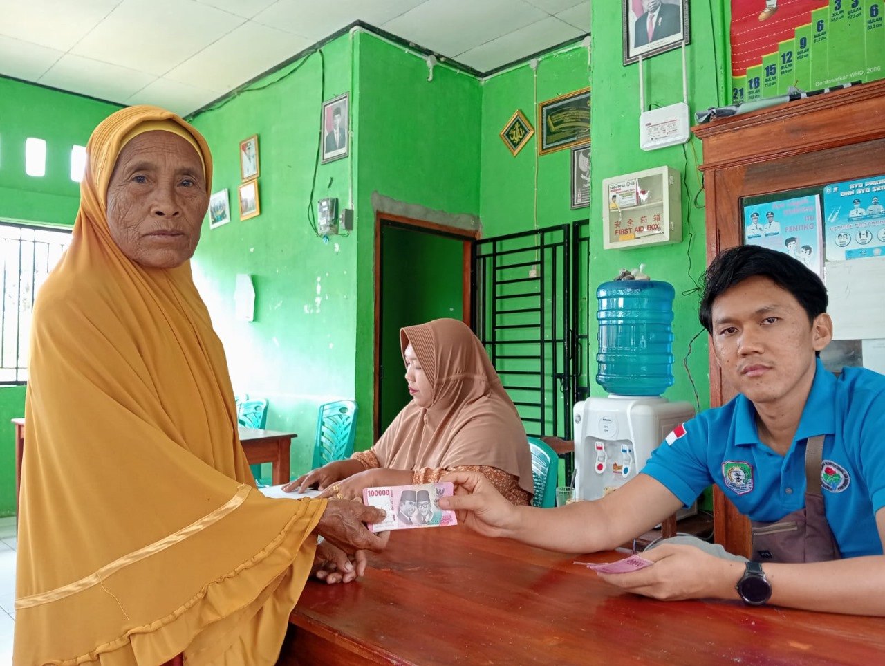 Pemdes Benua Ratu Salurkan Bantuan Langsung Tunai Dana Desa Tahap 4