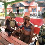 Sentuhan Kemanusiaan di Ujung Negeri: Satgas Yonif 500/Sikatan Berikan Layanan Kesehatan Gratis kepada Kepala Suku Beoga