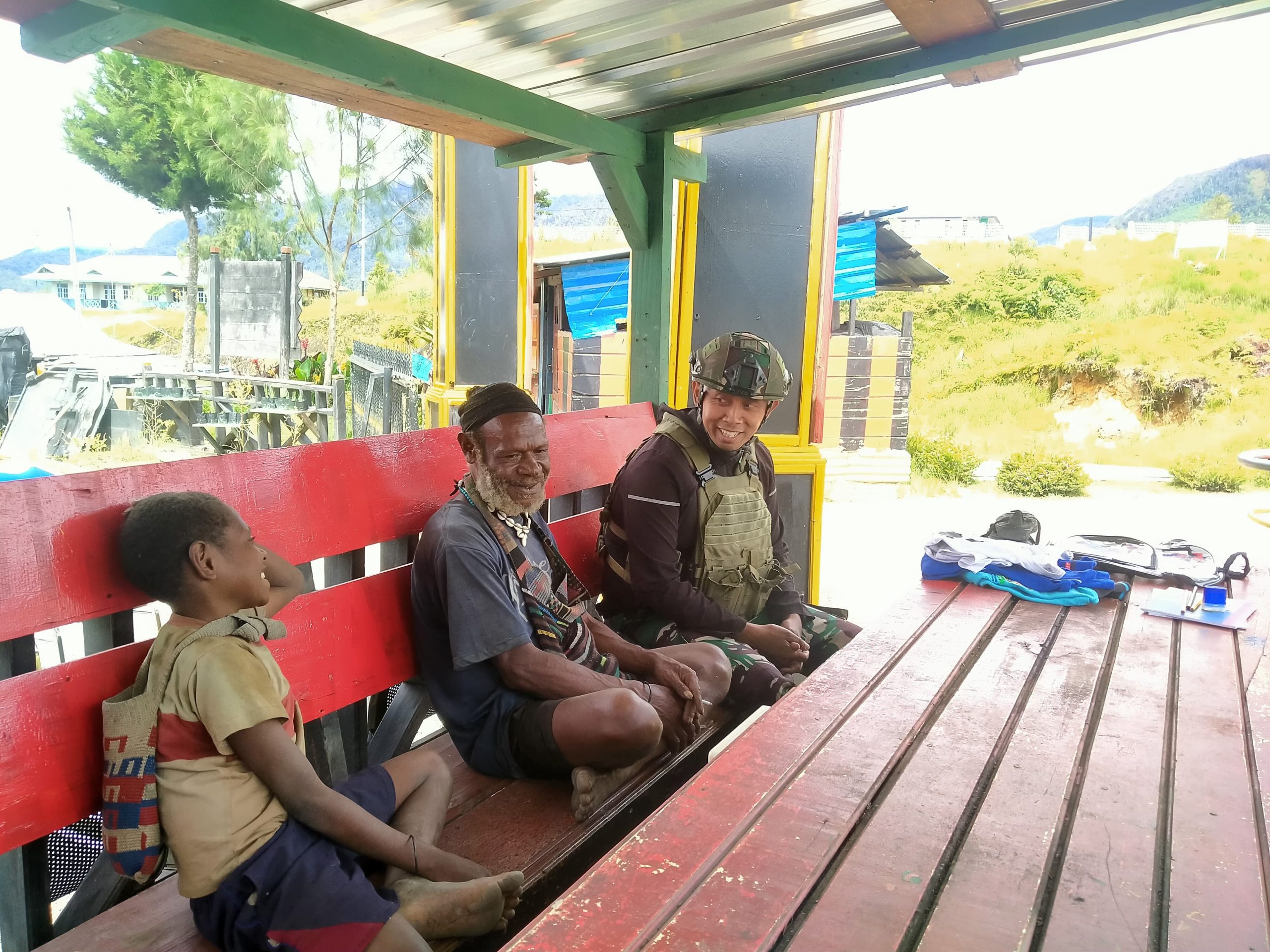 TNI Hadir Menyentuh Hati,Satgas Yonif 500/Sikatan Bagikan Pakaian dan Perlengkapan Sekolah untuk Anak-Anak Intan Jaya