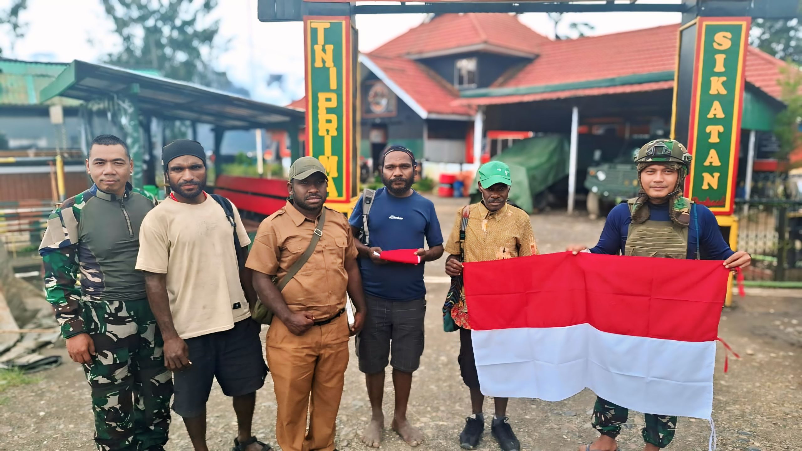 Satgas Yonif 500/Sikatan Bagikan Alkitab Dan Bendera Merah Putih , Pererat Persatuan Dengan Masyarakat Intan Jaya