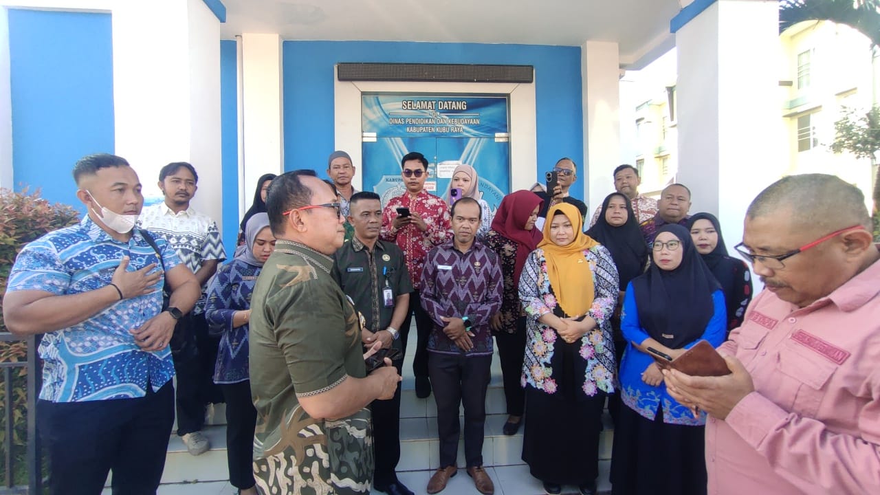 Kantor Kosong, Pegawai Telat: Bupati Sujiwo Ancam Tindak Tegas ASN Dinas Pendidikan