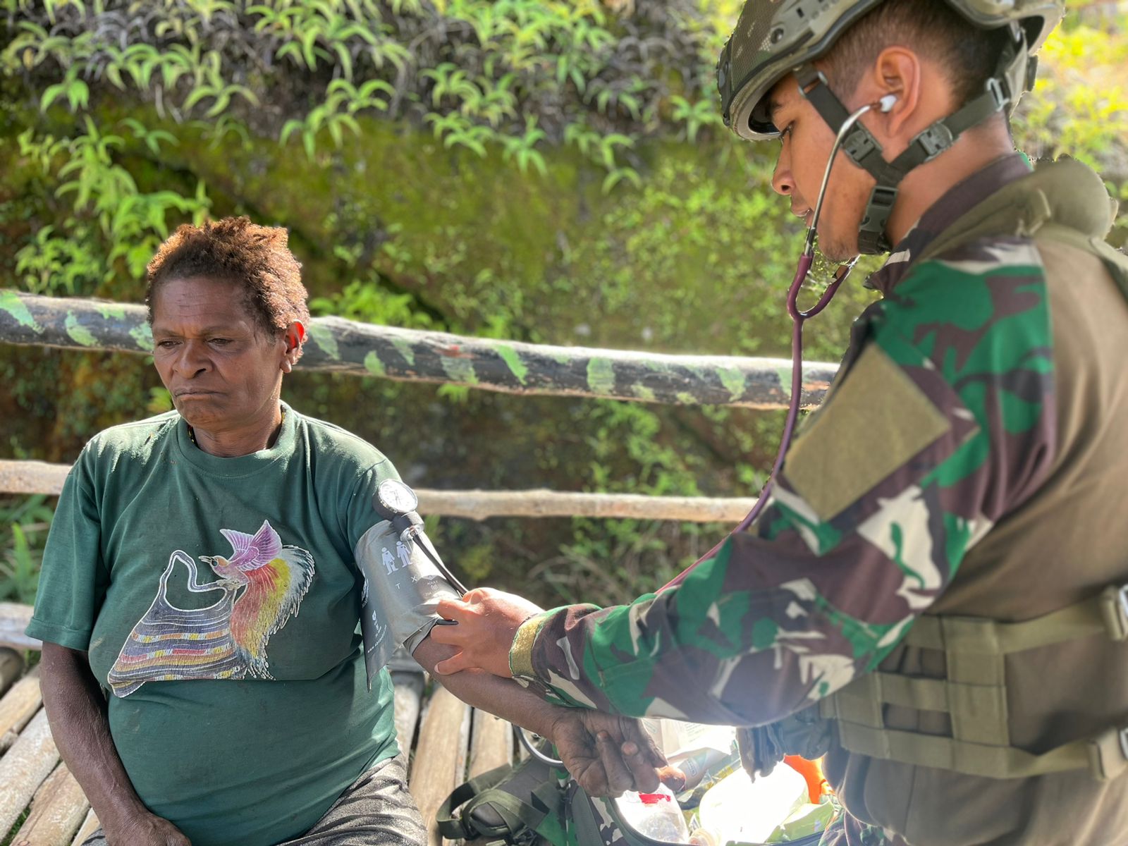 Satgas Yonif 500/Sikatan Peduli Kesehatan Warga Kampung Puyagiya, Intan Jaya