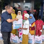 Momen Indah Pelindo Kalianget Bersama Yayasan Peduli Kasih TKBM Menyalurkan 100 Paket Sembako Pada Anak Yatim dan Kaum Duafa di Dua Desa