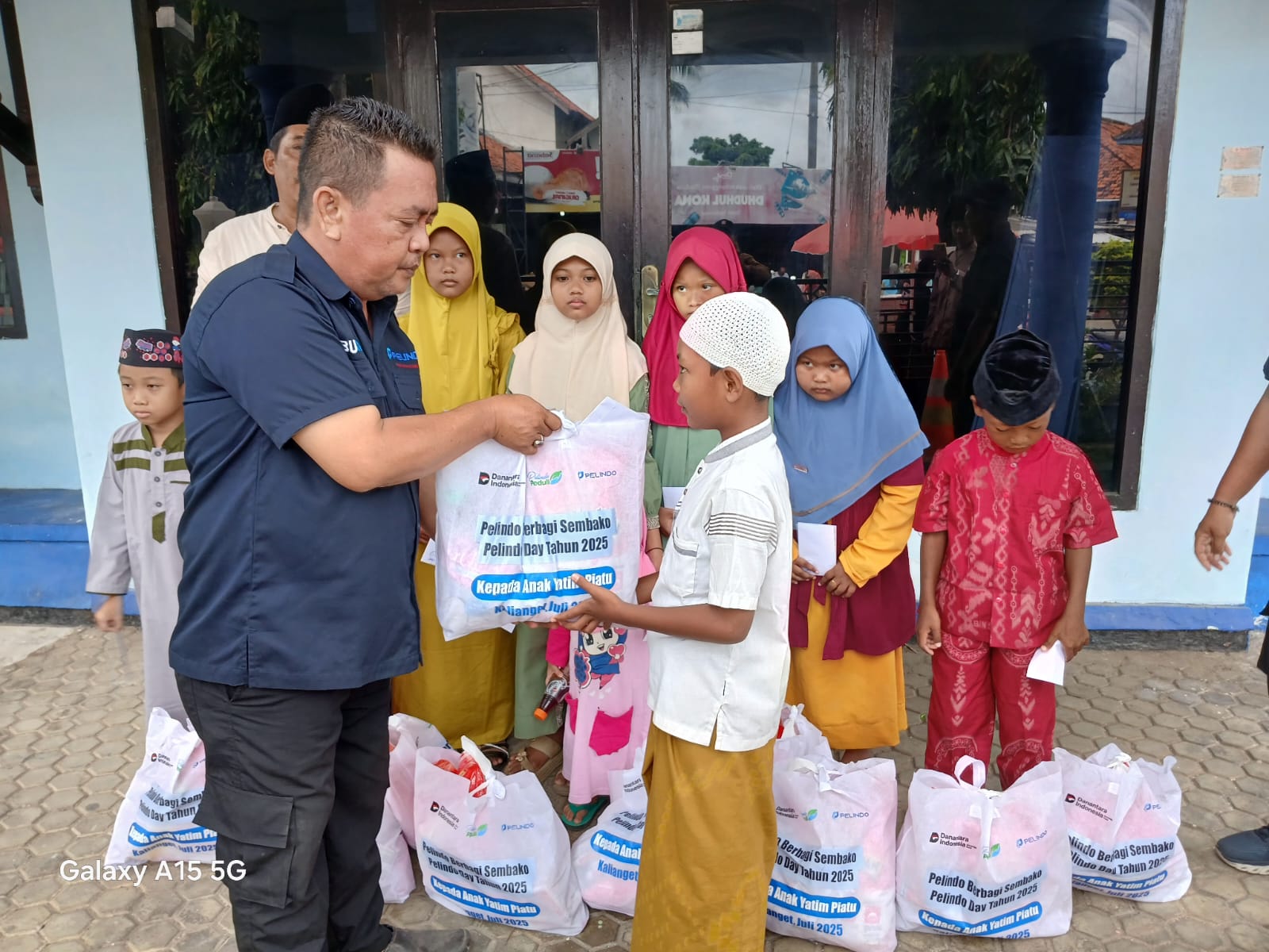 Momen Indah Pelindo Kalianget Bersama Yayasan Peduli Kasih TKBM Menyalurkan 100 Paket Sembako Pada Anak Yatim dan Kaum Duafa di Dua Desa