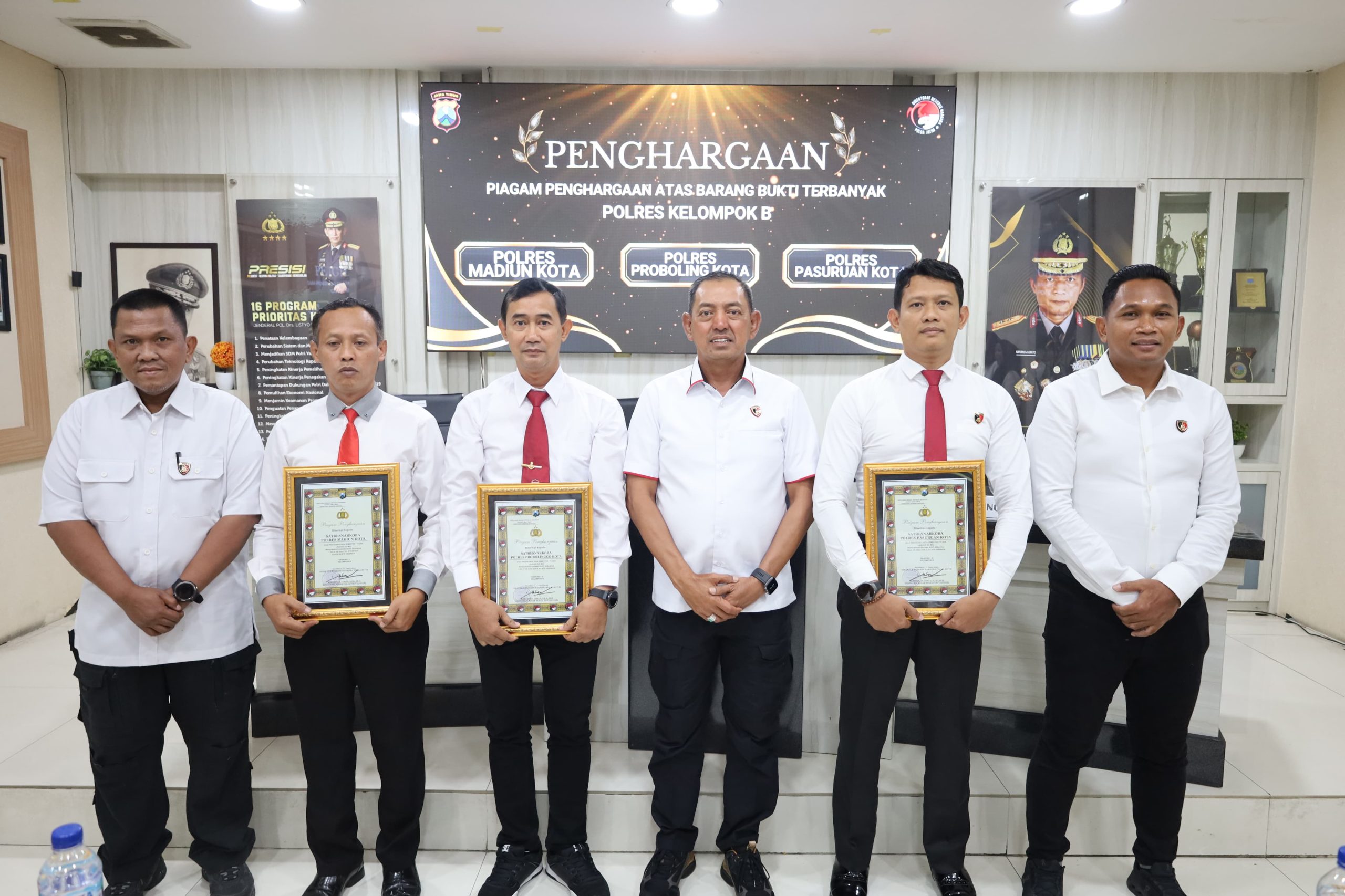Ditresnarkoba Polda Jatim Berikan Penghargaan ke Satresnarkoba Polres Probolinggo Kota
