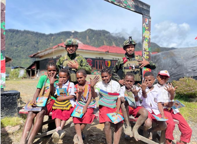 TNI Hadir untuk Pendidikan: Satgas Yonif 500/Sikatan Bermain dan Belajar Bersama Anak-Anak Papua di Pos Holomama