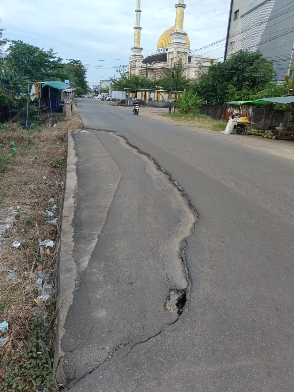 Jalan Didepan Komplek Asabri Permai Desa Sungai Raya Dalam Terbelah dua