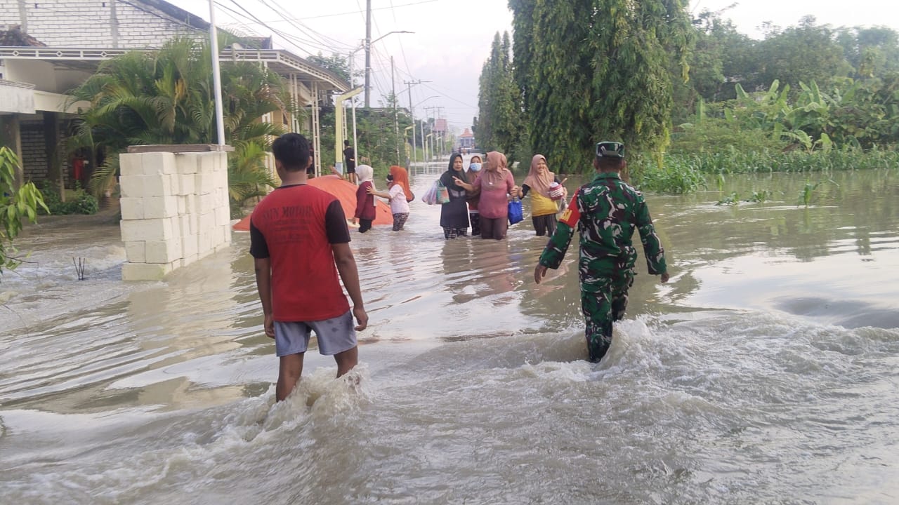 Imbas luberan air Kali Lamong kembali menggenangi ratusan rumah warga Gresik Selatan