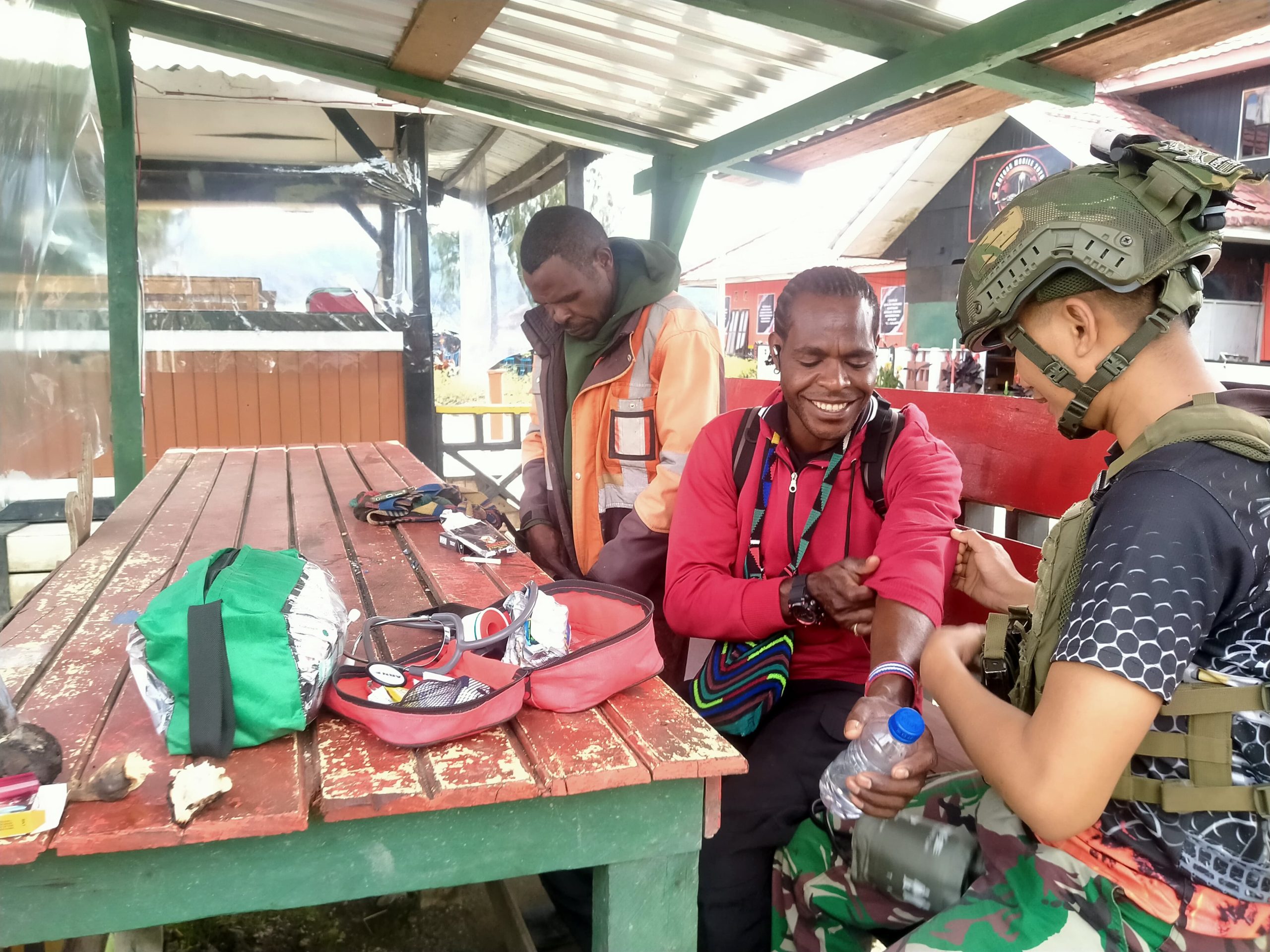 Satgas Yonif 500/Sikatan Hadirkan Sentuhan Kemanusiaan Lewat Pelayanan Kesehatan di Intan Jaya