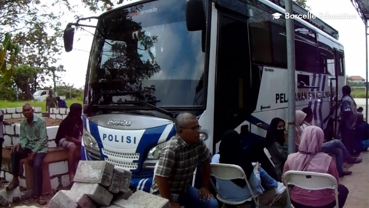 Pelayanan pengurusan SIM keliling di Centra Kuliner Ds Munggugianti Kec.Benjeng Kab.Gresik mengedukasi Masyarakat agar tertib lalu lintas