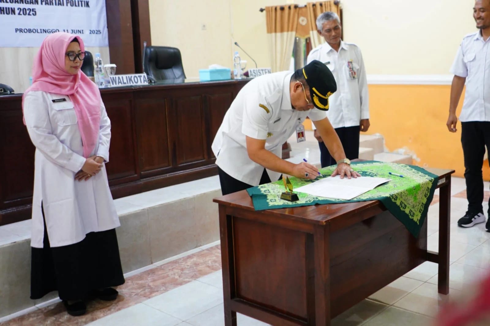 Bantuan Keuangan Parpol 2025 Disalurkan, Wali Kota Tekankan Transparansi dan Pendidikan Politik