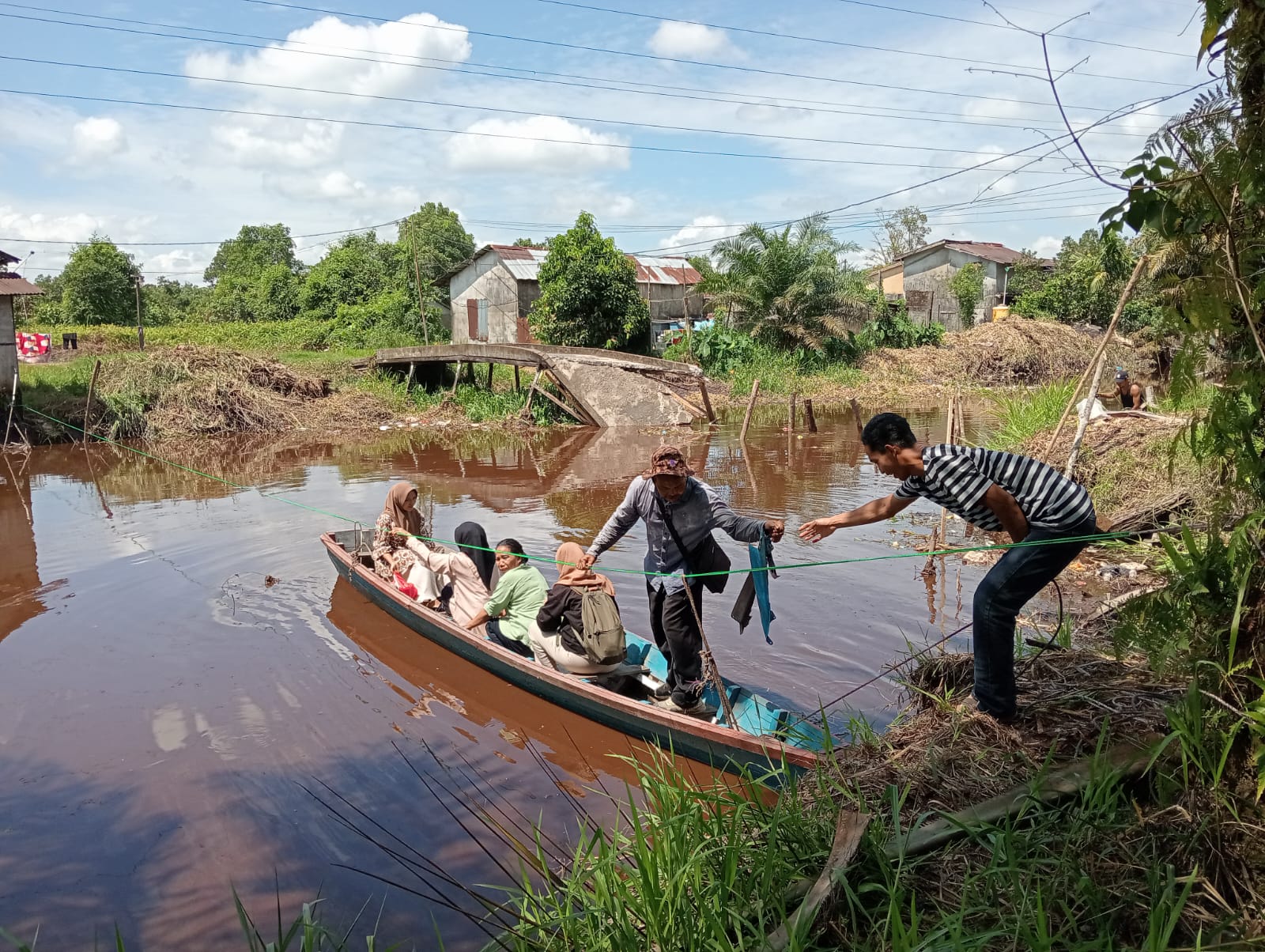 Bupati Sujiwo ,Tinjau Jembatan Roboh di Desa Mega Timur