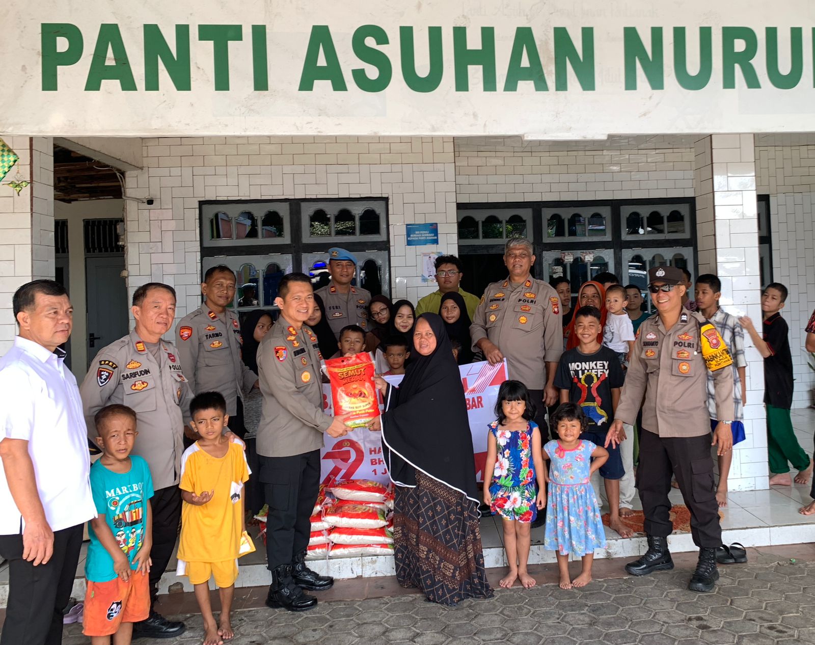 Jelang Hari Bhayangkara ke-79, Polresta Pontianak Salurkan 1.000 Karung Beras ke Panti Asuhan dan Pondok Pesantren