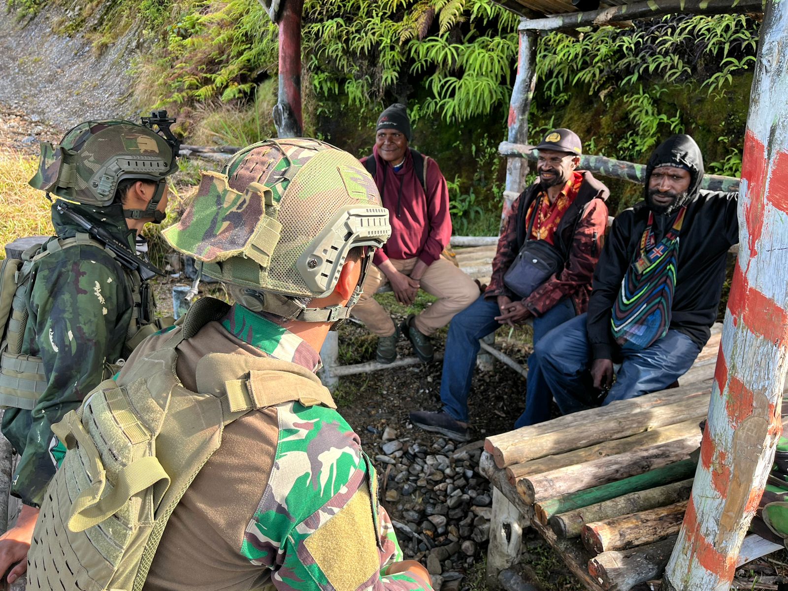 Satgas Yonif 500/Sikatan Terus Perkuat Kemanunggalan dengan Rakyat Papua melalui Komsos di Bilogai