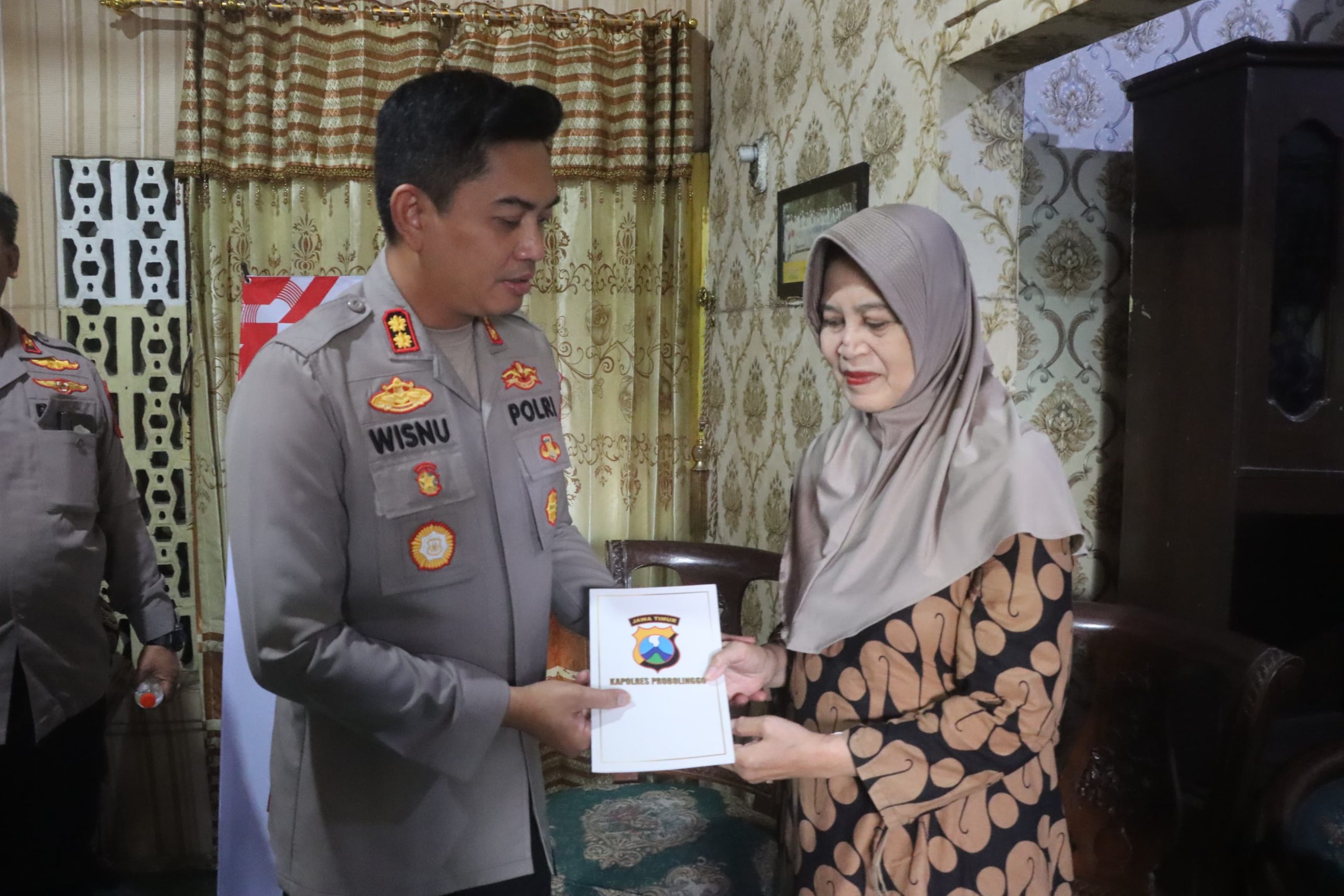 Pererat Silaturahmi, Kapolres Probolinggo Anjangsana ke Rumah Anggota Sakit dan Purnawirawan Jelang Hari Bhayangkara Ke-79