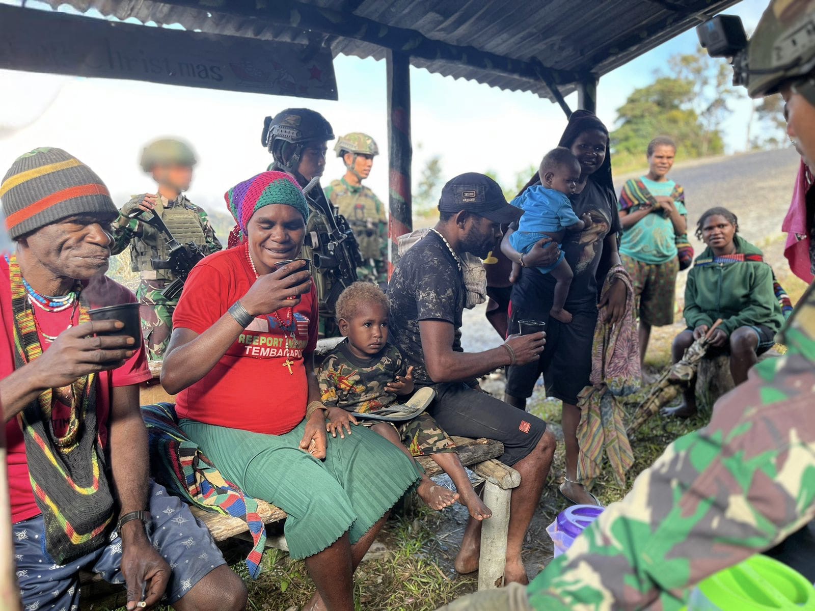 Satgas Yonif 500/Sikatan Gelar Komsos dan Pelayanan Kesehatan di Kampung Bilogai, Intan Jaya