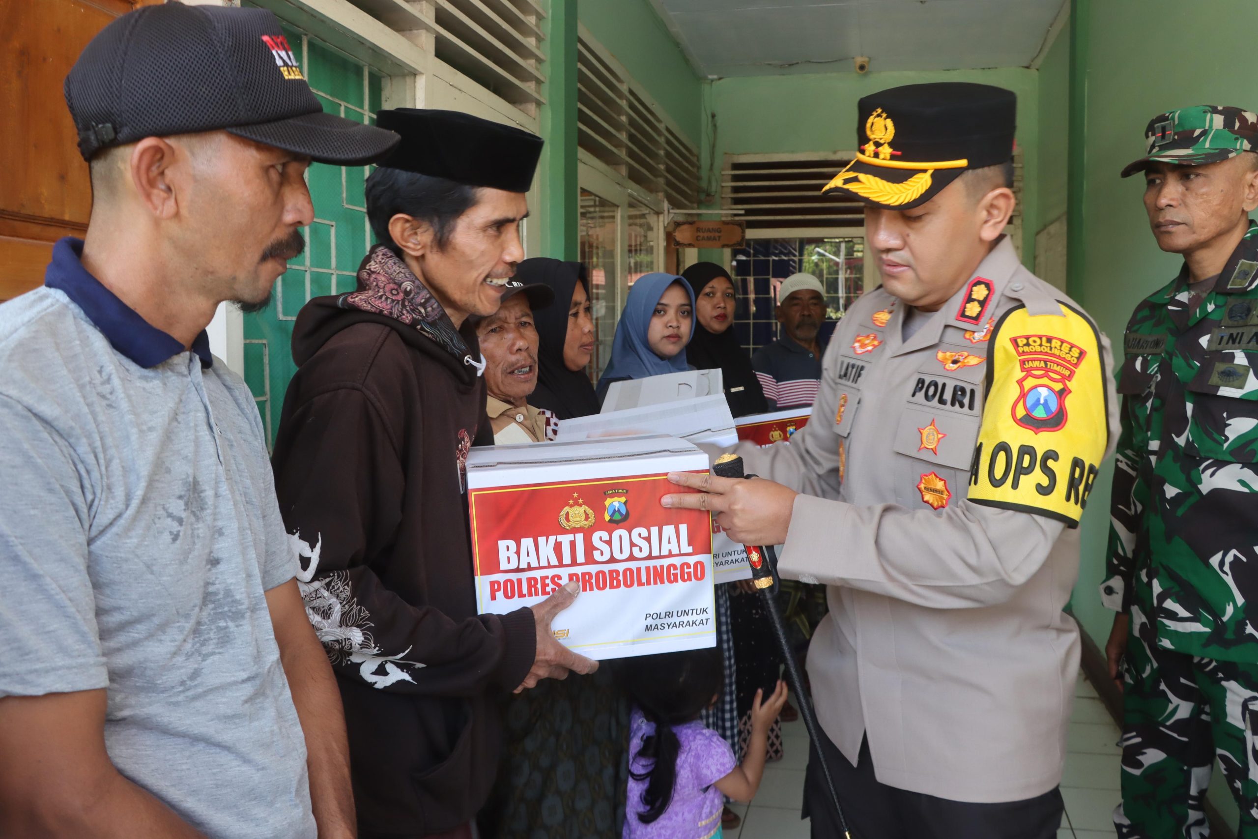 Kapolres Probolinggo Serahkan Bantuan Untuk Warga Terdampak Gempa di Tiris