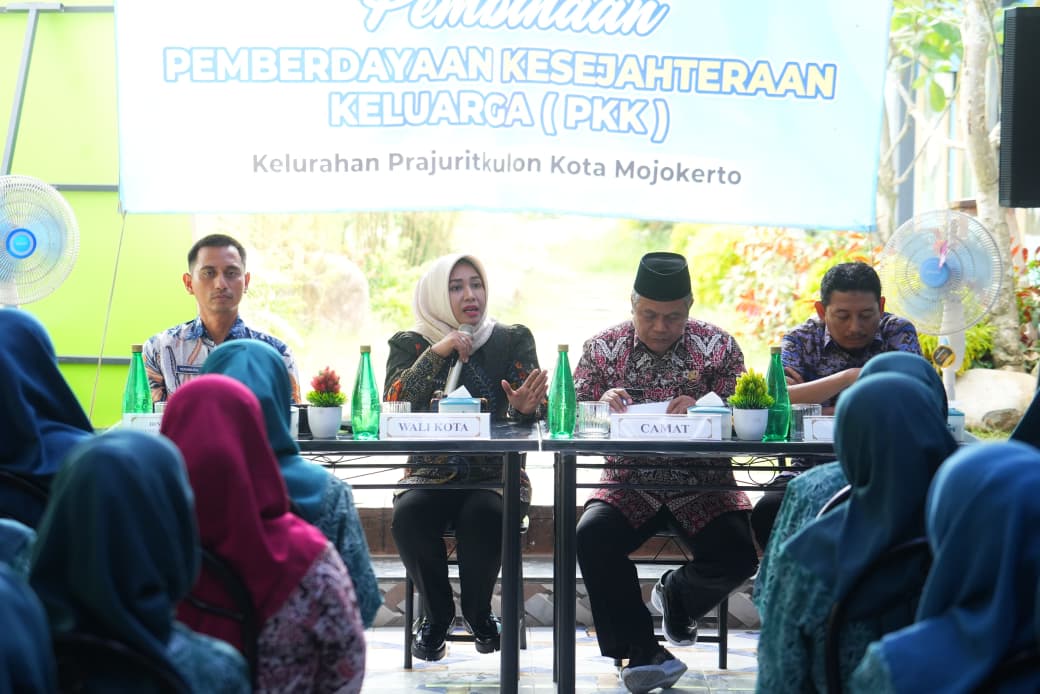 Kunjungi Kader PKK Kelurahan Prajuritkulon, Wali Kota Mojokerto Tekankan Kader PKK Harus Tanggap dan Kreatif Hadapi Kebutuhan Warga