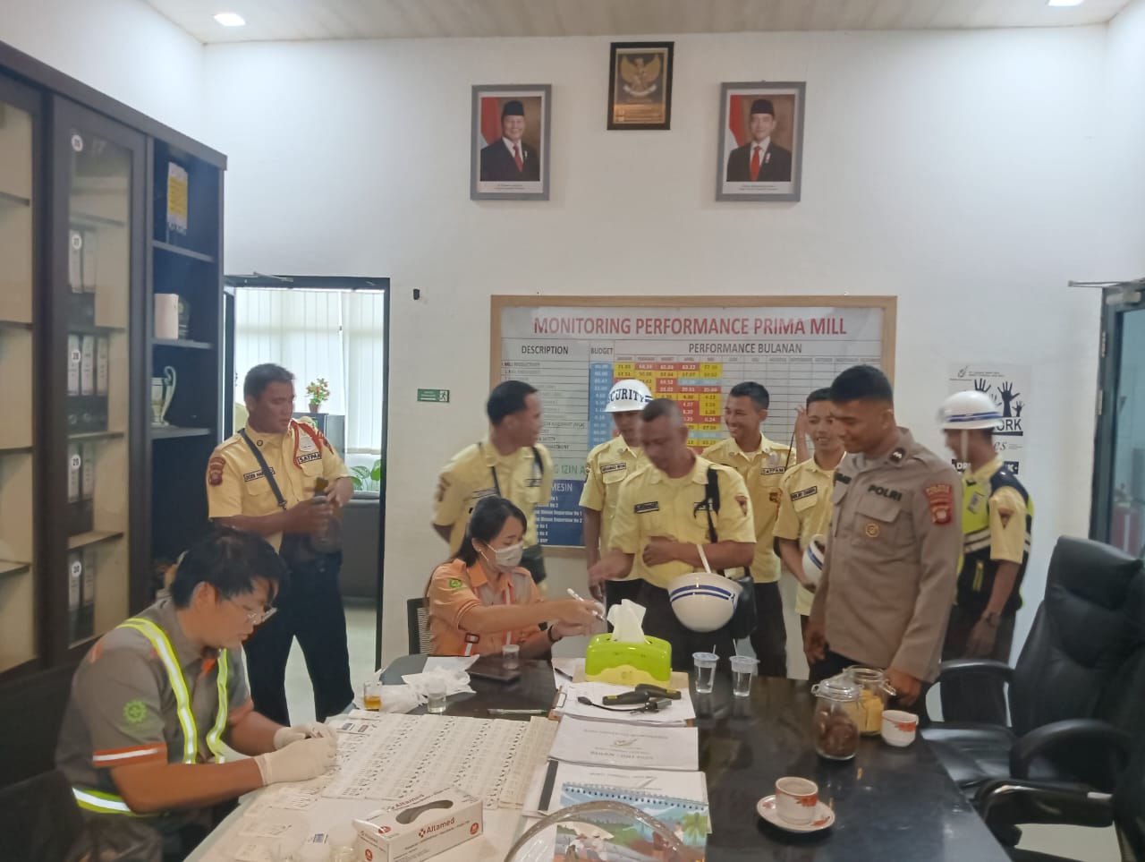 Polsek Nanga Tayap Laksanakan Pengamanan Tes Urine Karyawan di PT. Lanang Sawit Emas