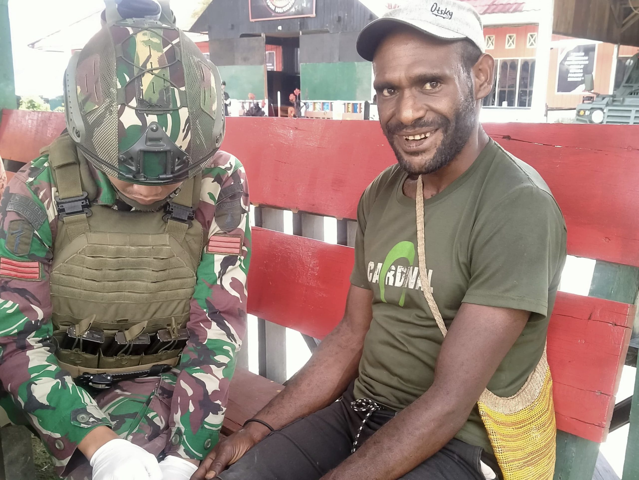 Satgas Yonif 500/Sikatan Berikan Pelayanan Kesehatan kepada Warga di Pegunungan Papua