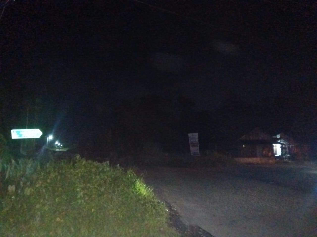 Dimalam Hari Jalan Penghujung Parit Haji Husin II Gelap Gulita