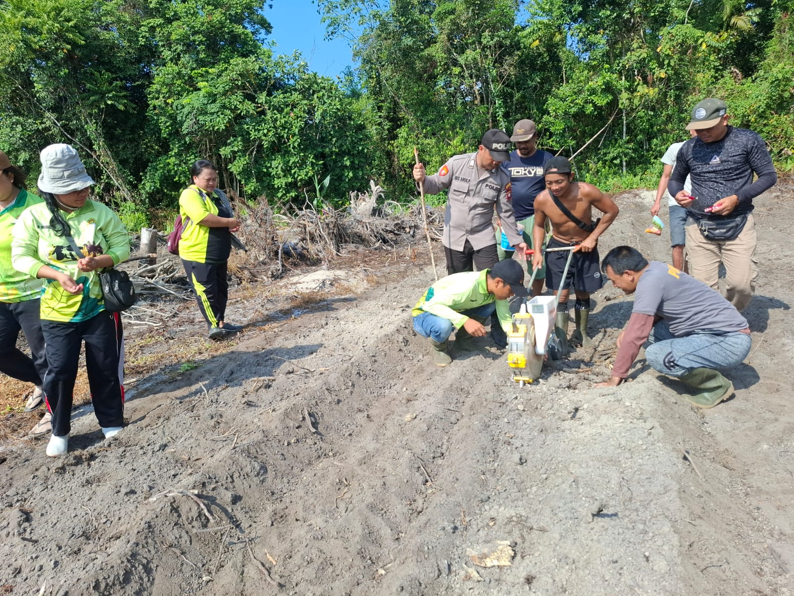 Dukung Ketahanan Pangan, Polsek Simpang Hulu Laksanakan Penanaman Jagung Hibrida di Lahan Demplot