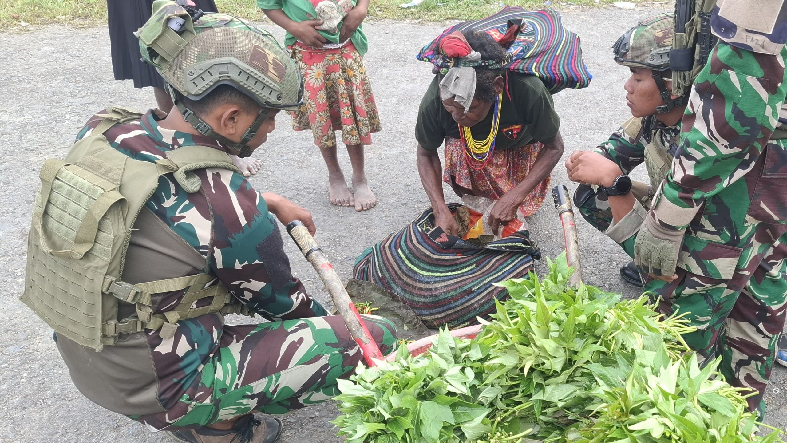 Satgas Yonif 500/Sikatan Borong Hasil Tani Mama Papua Lewat Program ROSITA