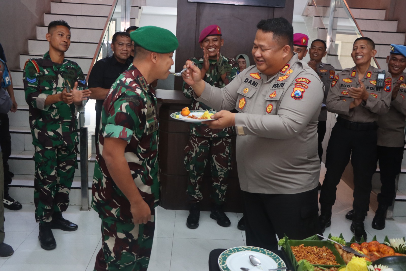 Hadiah HUT Bhayangkara ke-79, TNI Berikan Kejutan Tumpeng Kepada Kapolres Pasuruan