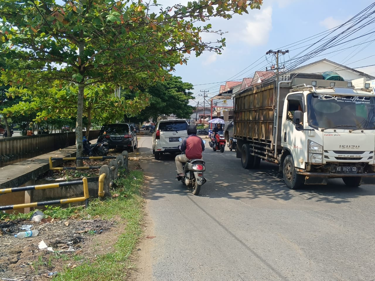 Jalan Terbelah Dan Menurun Di Desa Sungai Raya Dalam Memicu Kecelakaan