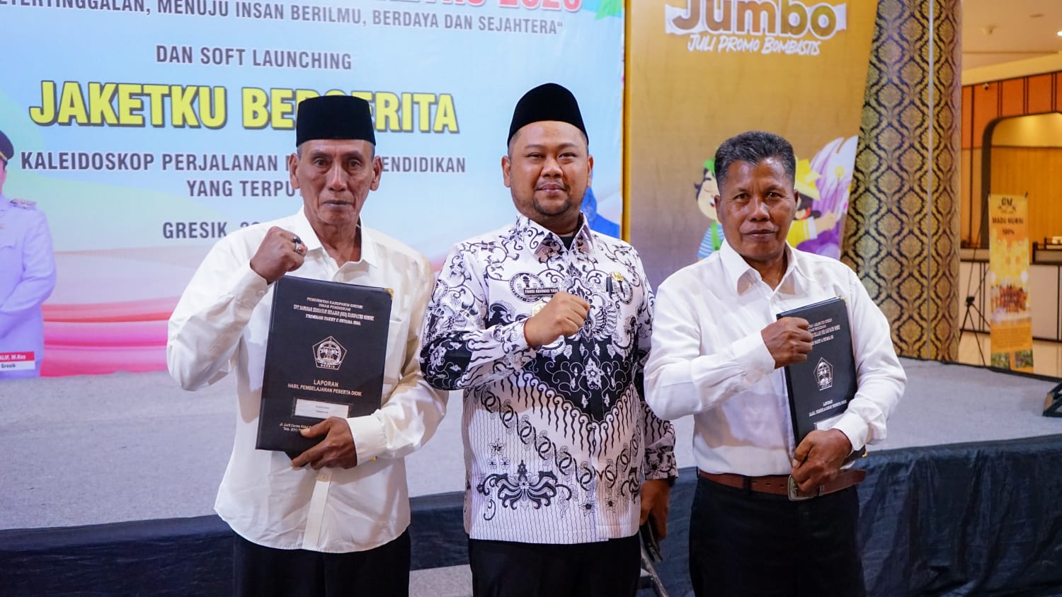 Salut, Kades Lulus Kejar Paket C Program Jaketku, Bupati Gresik : Semangat Belajar Tak Mengenal Usia