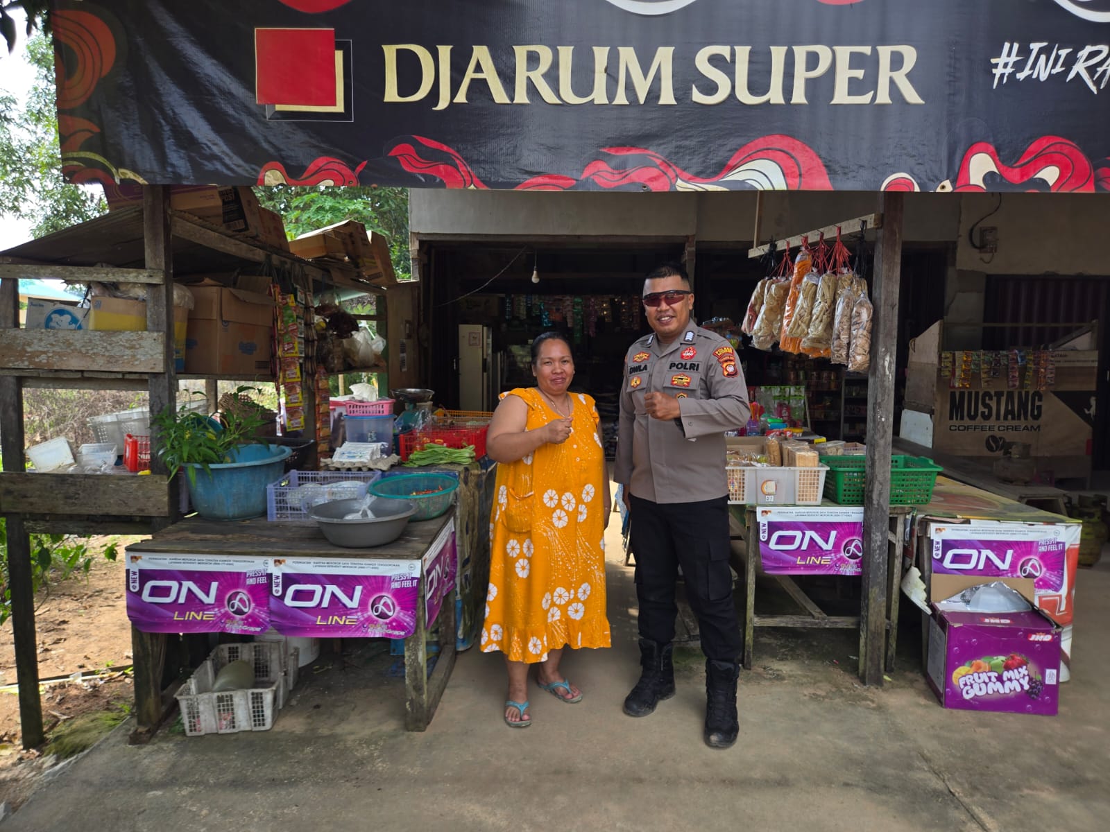 Cegah Gangguan Kamtibmas, Kanit Patroli Polsek Jelai Hulu Laksanakan Patroli Dialogis di Komplek Pertokoan dan pelaku usaha