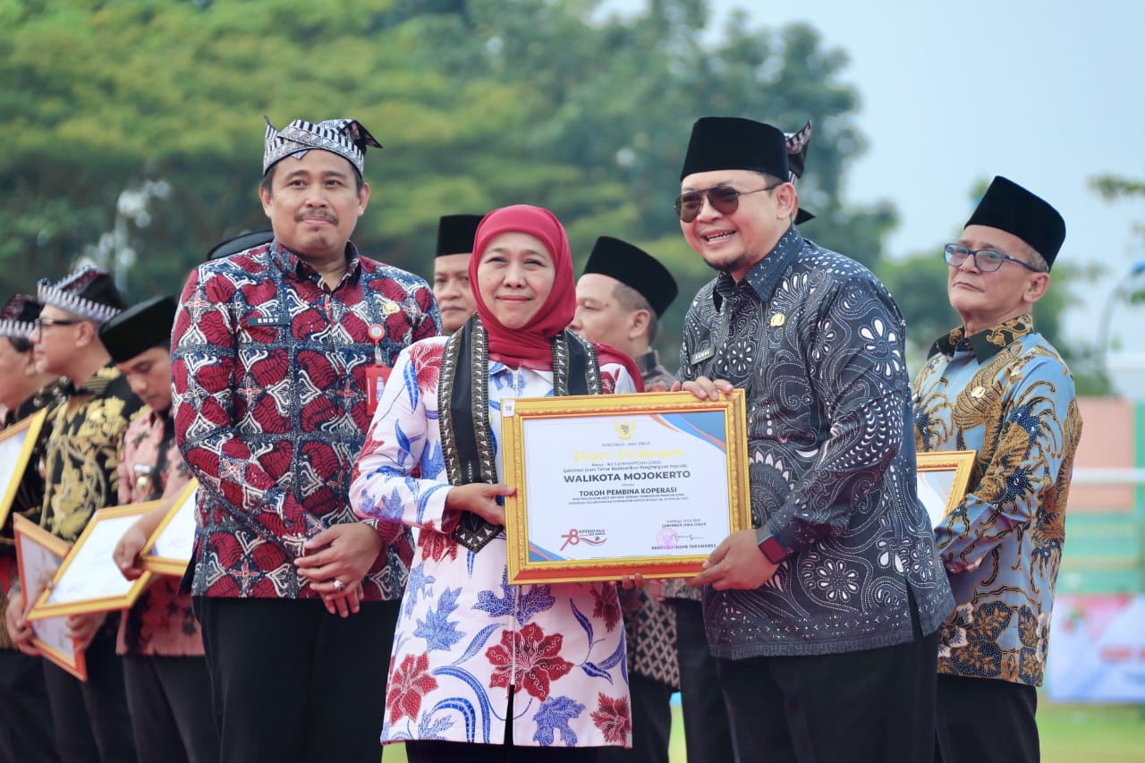 Puncak Peringatan Hari Koperasi, Wali Kota Mojokerto Terima Penghargaan Tokoh Pembina Koperasi
