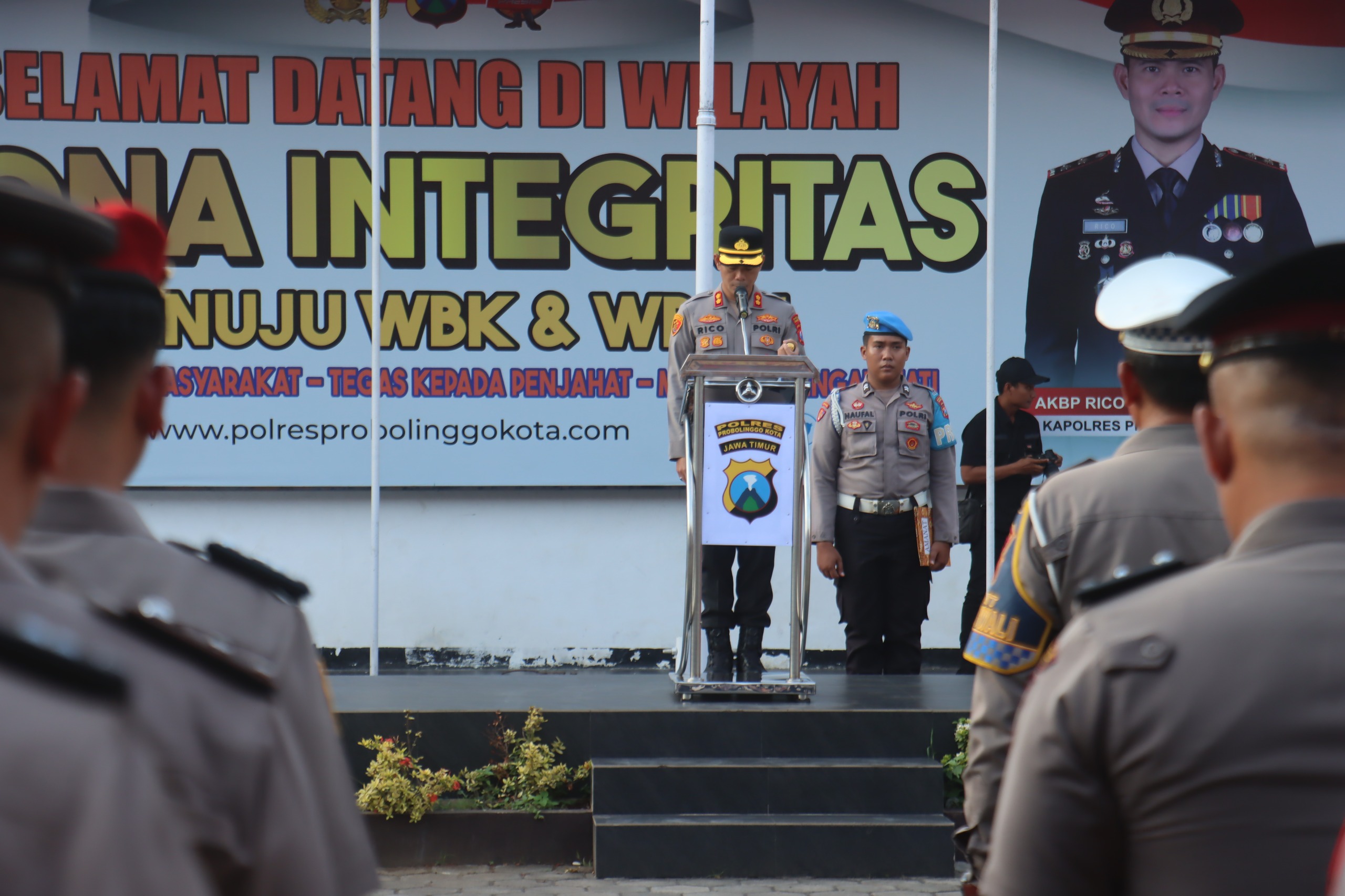 Kapolres Probolinggo Kota Pimpin Upacara Kenaikan Pangkat Puluhan Anggota