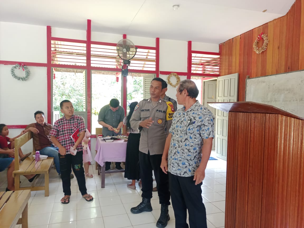 Personil Polsek Ngabang Laksanakan Pengamanan Di Gereja Untuk Ciptakan Situasi Kondusif