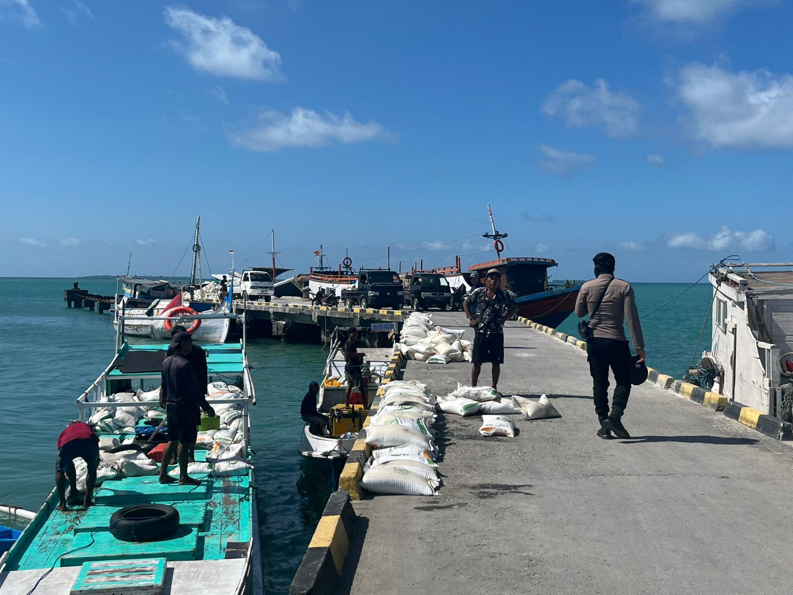 Kapal Pengangkut Beras Bulog Kandas di Perairan Pulau Raas, Seluruh ABK Selamat