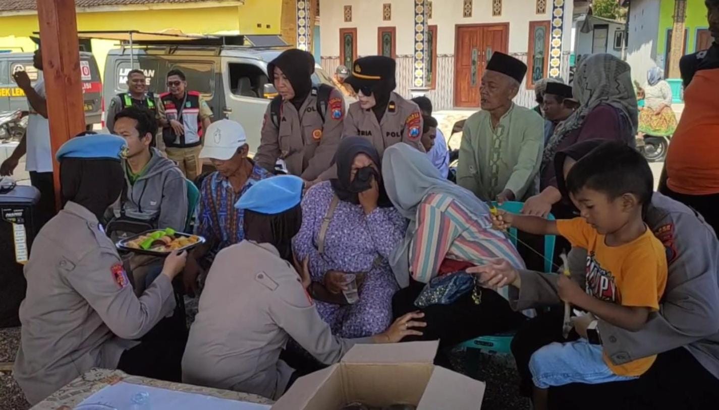 Polwan Polres Pasuruan Kota Beri Pendampingan Keluarga 3 Pemancing yang Hilang di Perairan Lekok