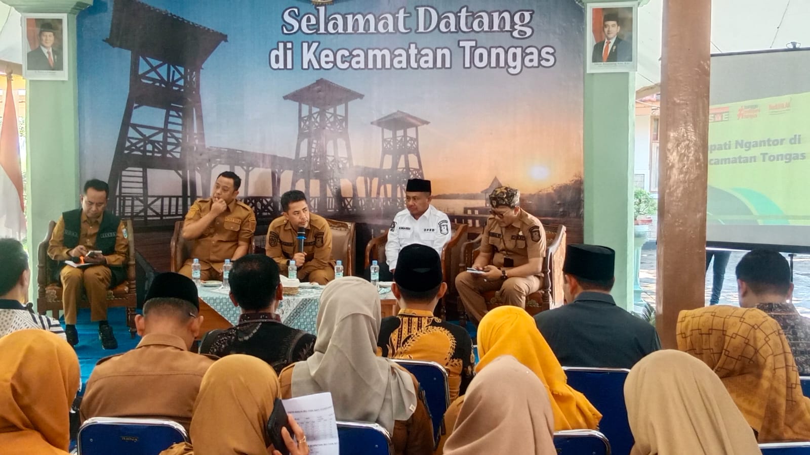 Ngantor Di Kecamatan, Bupati Probolinggo Tinjau Langsung Potensi Dan Permasalahan Warga Tongas